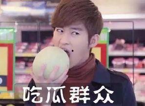 俩人蒙眼吃瓜,共享瓜果乐趣