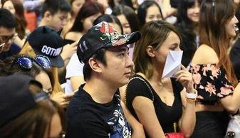 美女带保镖吃瓜,揭秘明星吃瓜背后的神秘故事